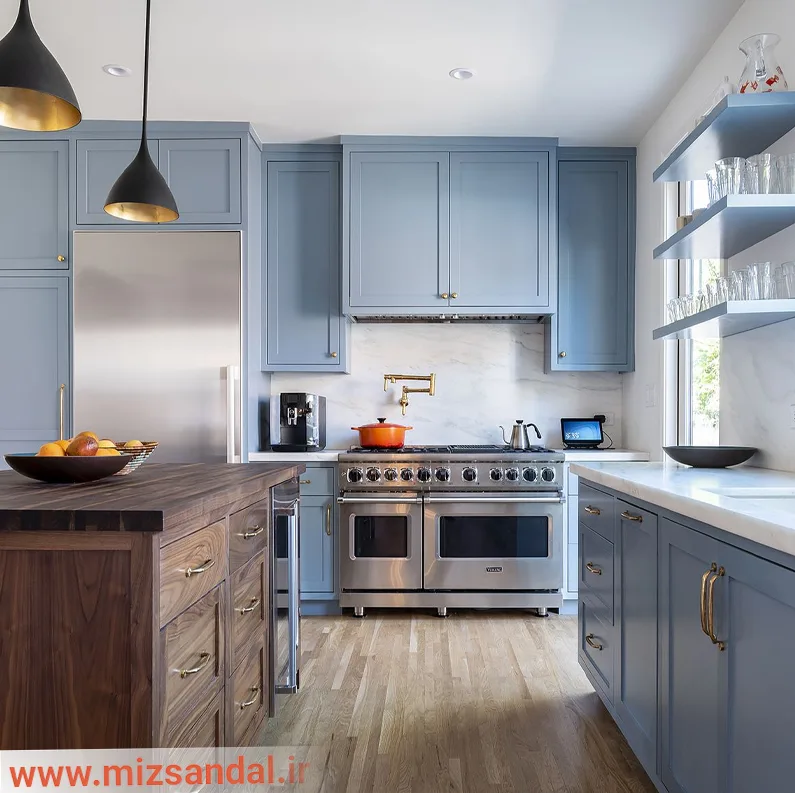 مدل کابینت ممبران رنگ قهوه ای روشن برای اپن آشپزخانه با کابینت زمینی و دیواری به رنگ آبی روشن
