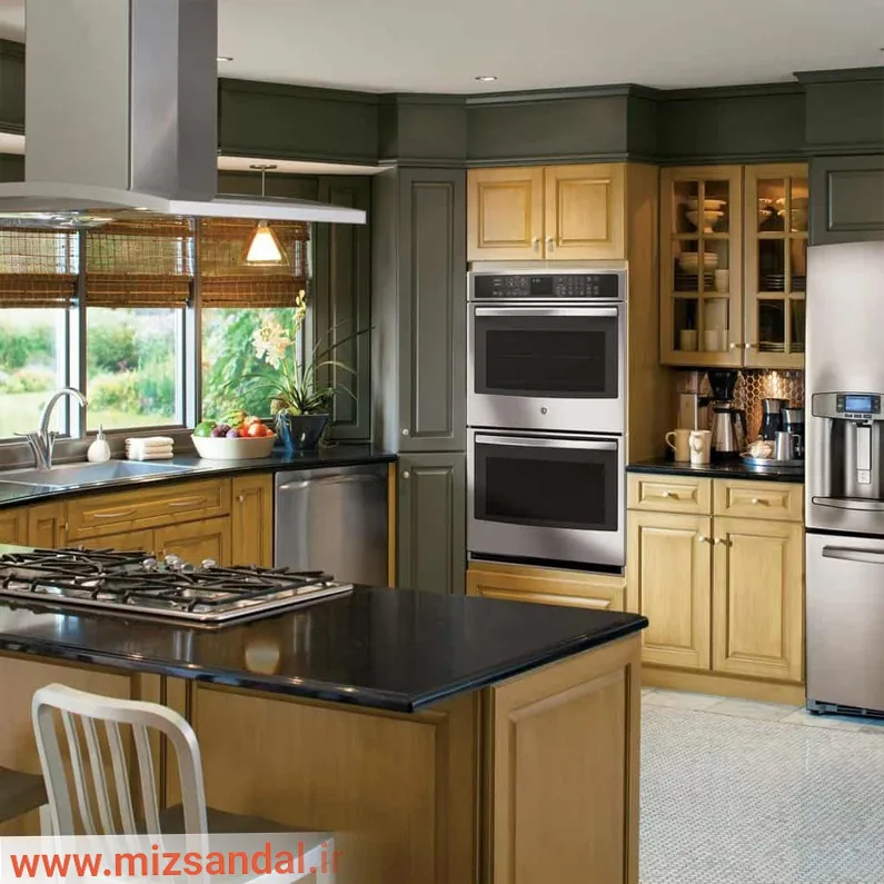 کابینت ممبران رنگ قهوه‌ای روشن ترکیب با رنگ سبز تیره برای آشپزخانه کوچک با کفپوش سفید و لوازم آشپزخانه استیل