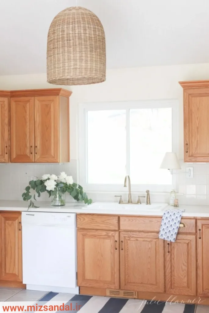 مدل کابینت ممبران قهوه ای روشن با ترکیب رنگ سفید برای آشپزخانه کوچک و پنجره‌ دار