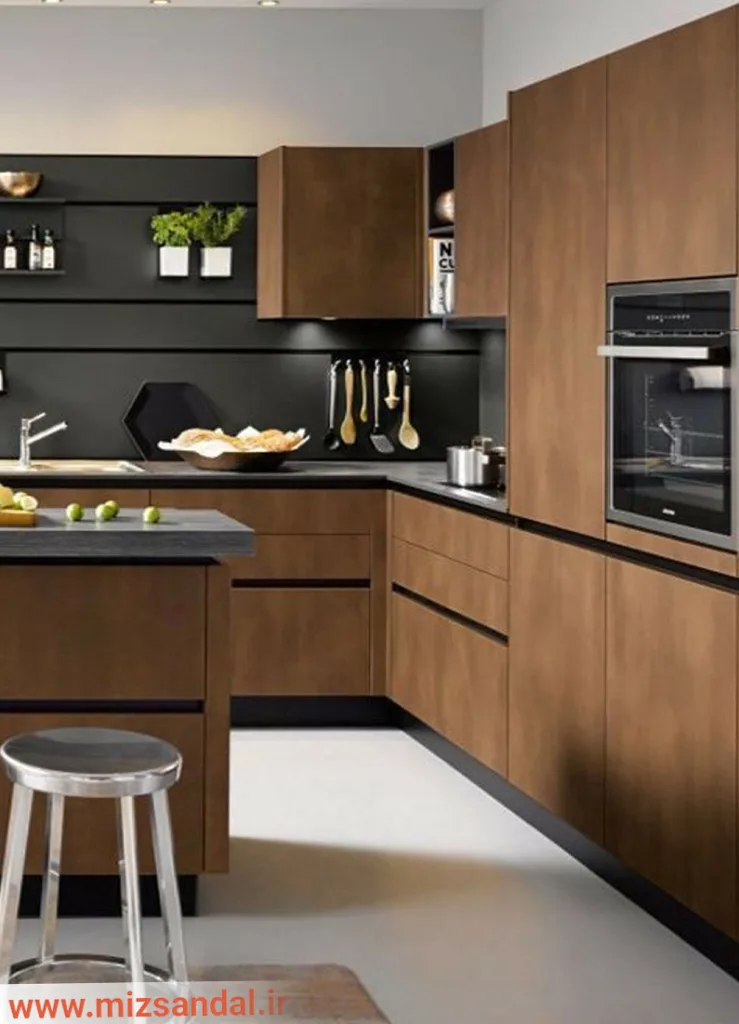 کابینت ممبران قهوه ای تیره با ترکیب رنگ مشکی برای آشپزخانه مدرن و جدید