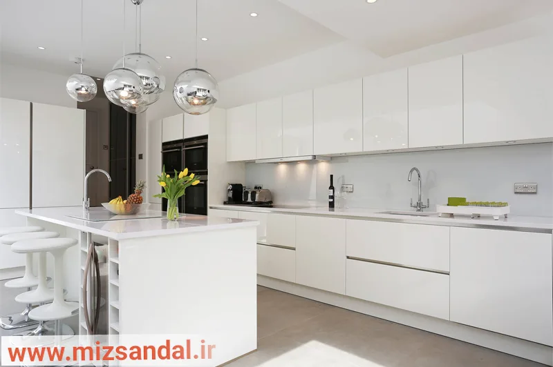 انواع کابینت های گلاس سفید برای آشپزخانه ساده و کوچک مانند تصویر و کفپوش کرمی روشن
