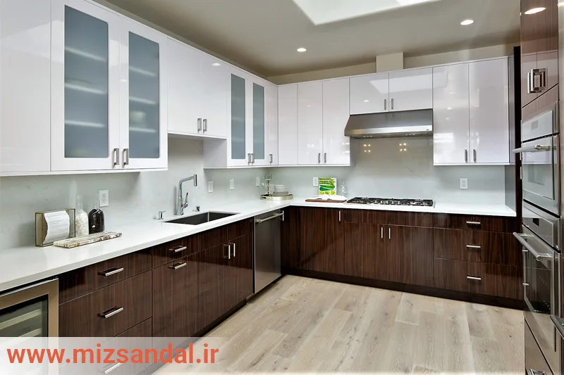 کابینت هایگلاس با رنگ ترکیبی سفید قهوه‌ای برای آشپزخاه با کفپوش کرمی و دیوار سفید