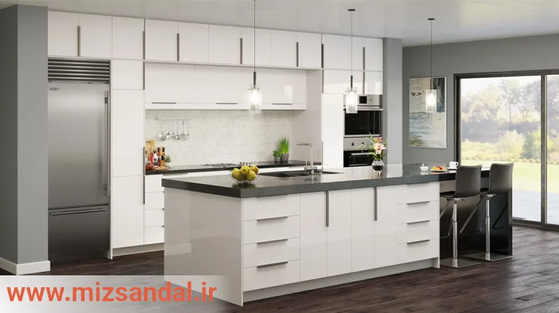 کابینت هایگلاس سفید با قسمت هایی از رنگ طوسی ترکیب شده برای آشپزخانه با نورگیری عالی