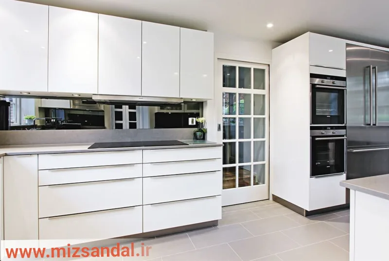 کابینت هایگلاس سفید بدون دستگیره برای آشپزخانه با دکوراسیون رنگ روشن و لوازم آشپزخانه استیل