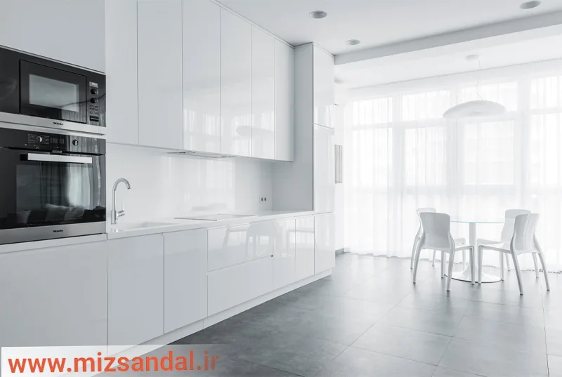 کابینت هایگلاس سفید خالص با کفپوش طوسی روشن و دکوراسیون سفید برای آشپزخانه