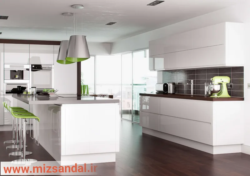 کابینت سفید های گلاس ساده بدون دستگیره برای آشپزخانه دکوراسیون ترکیب شده با قهوه‌ای تیره