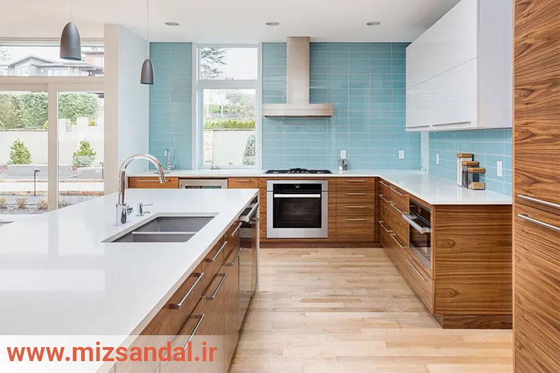 مدل کابینت سفید و قهوه‌ای هایگلاس برای آشپزخانه با کفپوش قهوه‌ای و دیوار آبی روشن