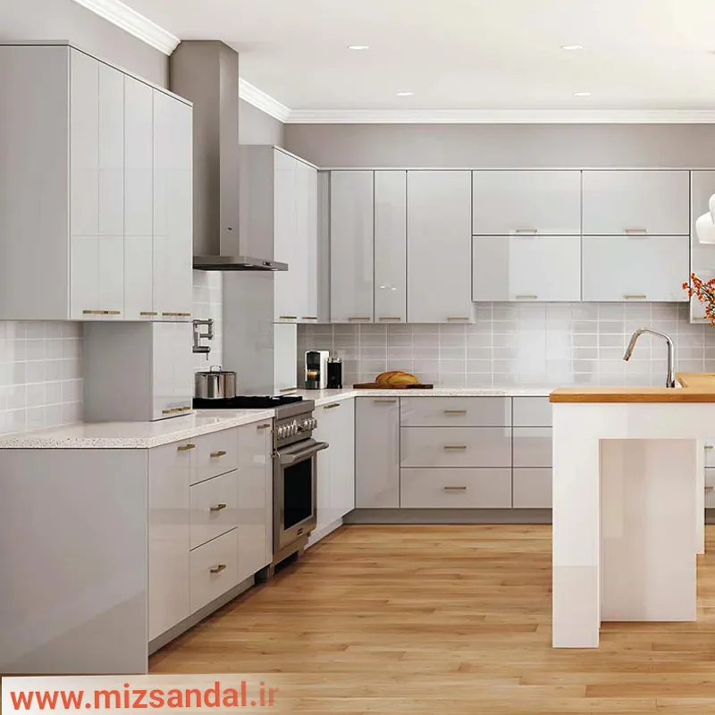 کابینت های گلاس سفید صدفی برای آشپزخانه با کفپوش پارکت رنگ چوب روشن و اپن آشپزخانه با سینک ظرفشویی