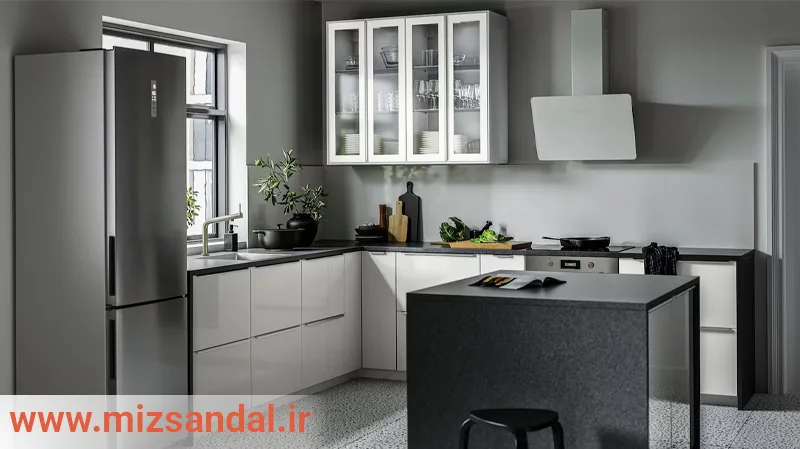 کابینت هایگلاس سفید طوسی برای آشپزخانه با نورگیری عالی و رنگ دیوار طوسی روشن