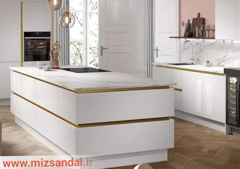 کابینت هایگلاس سفید طلایی برای آشپزخانه کوچک با دستگیره مخفی