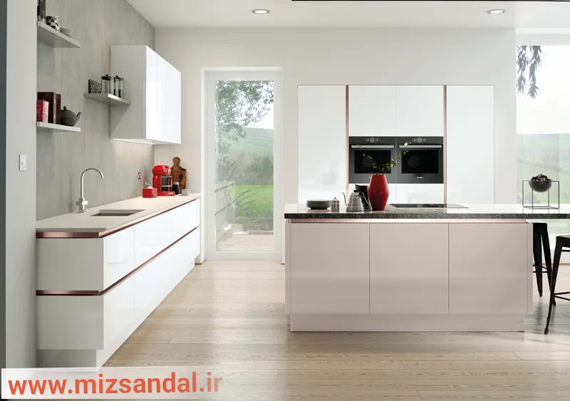 مدل کابینت های گلاس سفید مدرن برای آشپزخانه بزرگ و دلباز- کفپوش آشپزخانه از پارکت رنگ روشن 