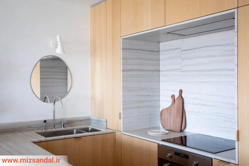 چهار روش هوشمندانه استفاده از آینه برای بزرگ‌تر نشان دادن آشپزخانه